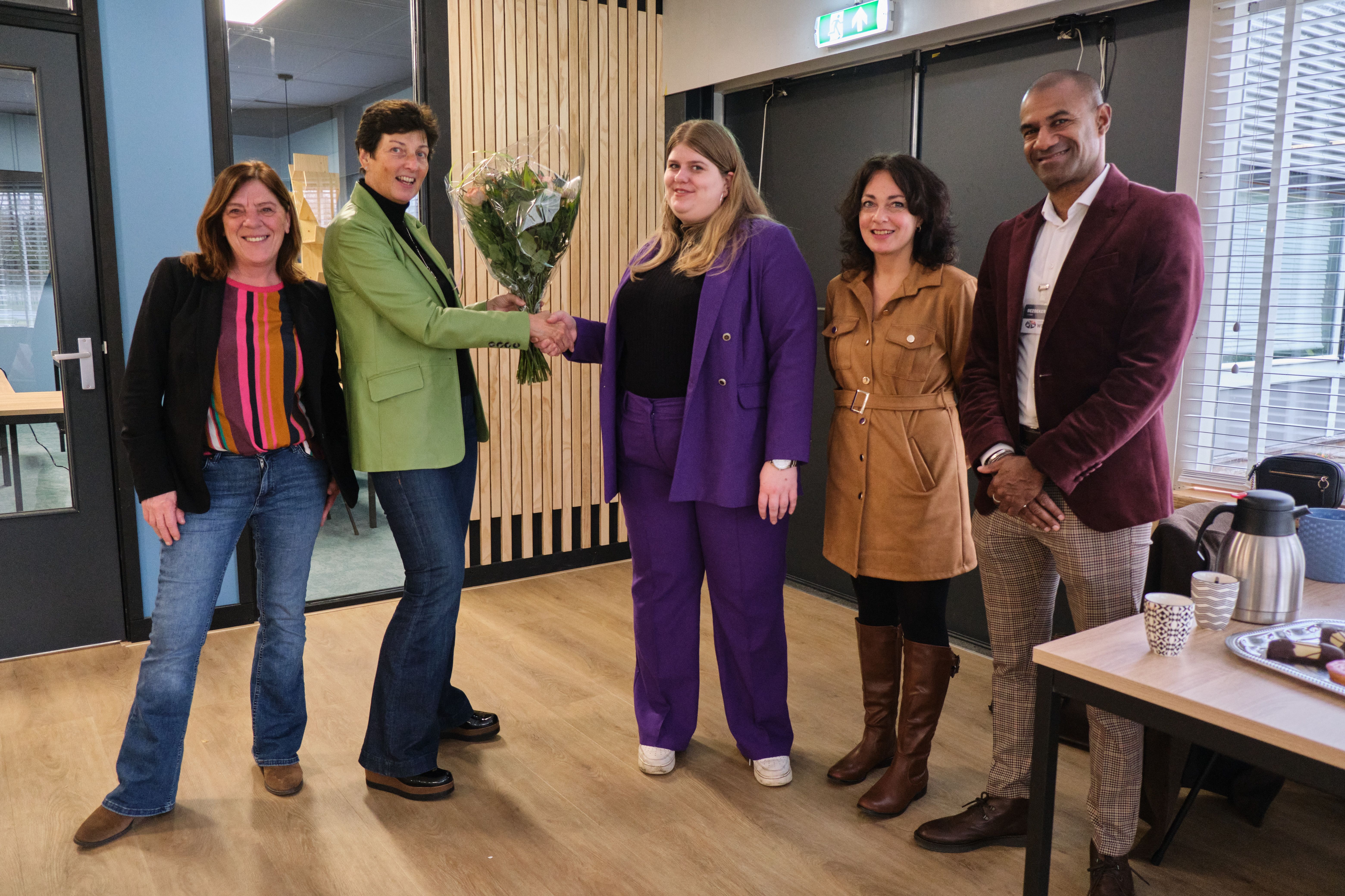 Foto: Opstapbanen VPW kandidaat Nienke van Vliet krijgt bloemen van wethouder Stengs