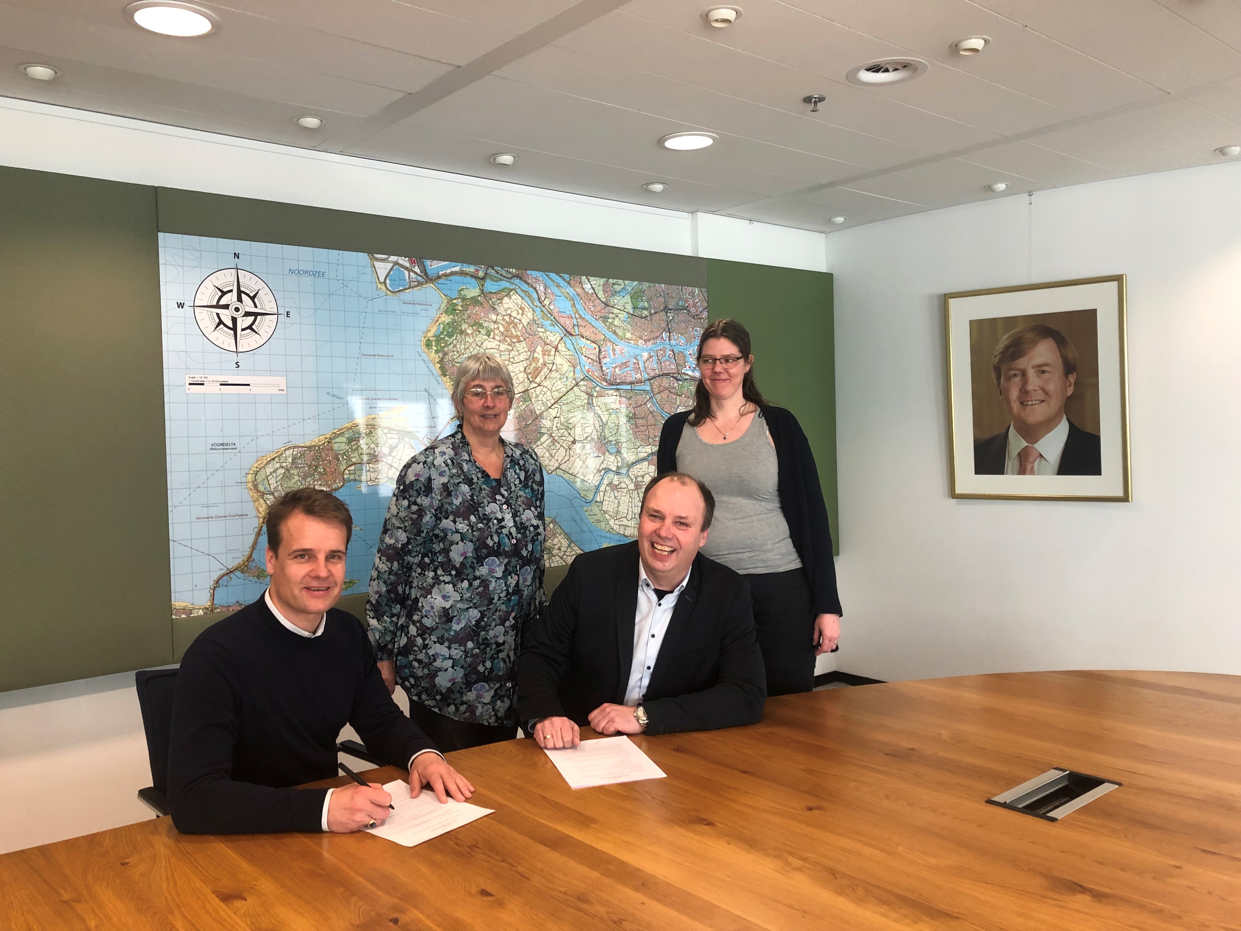 Foto van wethouder Hamerslag samen met voorzitter Leendert van Geest en de bestuursleden Laura Werring en Janet van Bodegom van de stichting Bernissebad